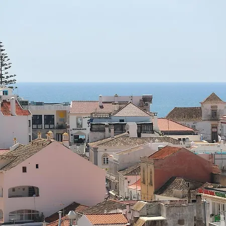 Original 3 Bedroom Downtown Lejlighed